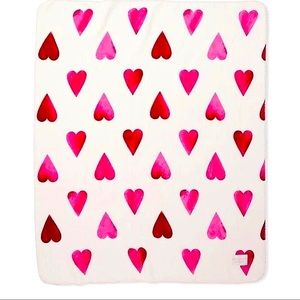 NEW! VICTORIA'S SECRET
Cozy Plush Fleece Heart Blanket